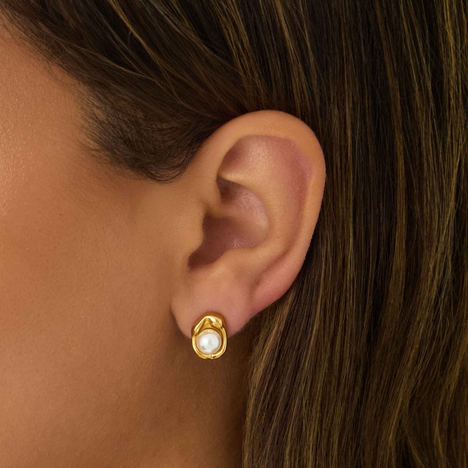 Urbanti Stainless Steel Amber Pearl Stud Earrings