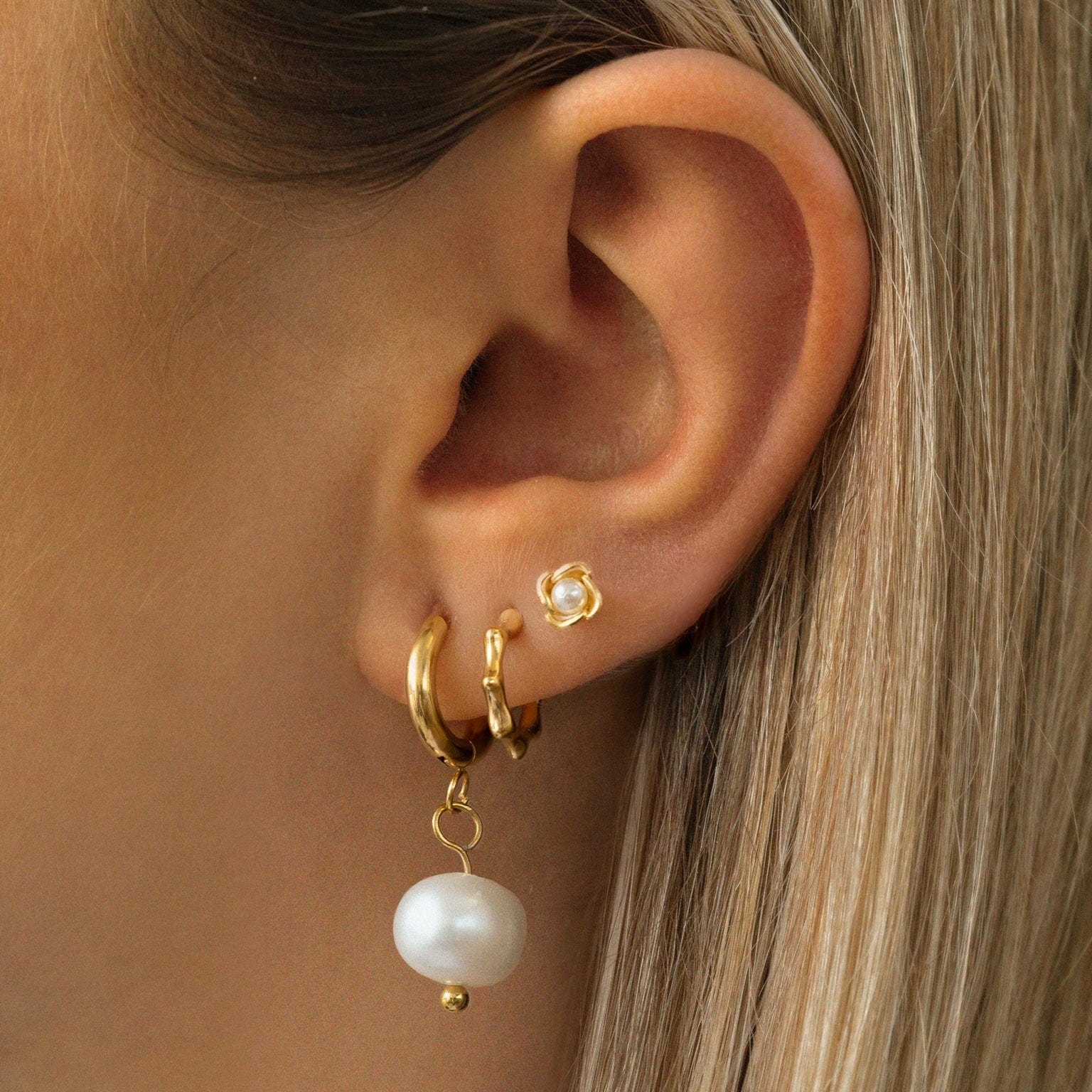 Urbanti Stainless Steel Coral Pearl Hoop Earrings